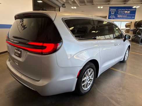 Used 2024 Chrysler Pacifica Touring-L FWD image 7
