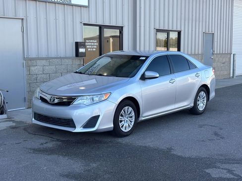Used 2014 Toyota Camry LE image 7