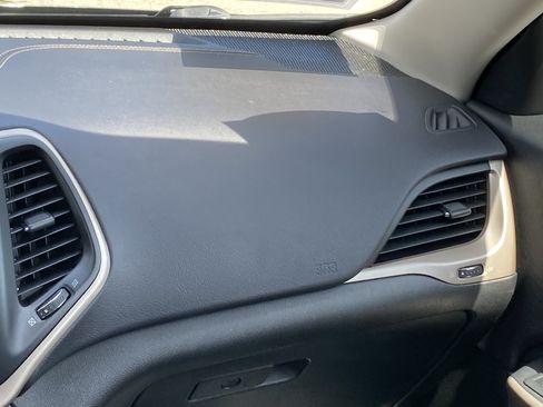 Used 2018 Jeep Cherokee Latitude FWD image 22