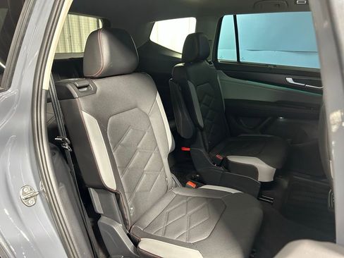 Used 2024 Volkswagen Atlas Peak Edition SE AWD/4WD image 45