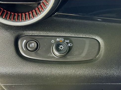 Used 2025 Chevrolet Trax RS w/ Sunroof Package FWD image 10