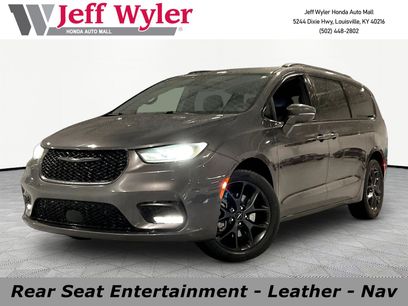 Used 2022 Chrysler Pacifica Limited w/ Uconnect Theater Family Group