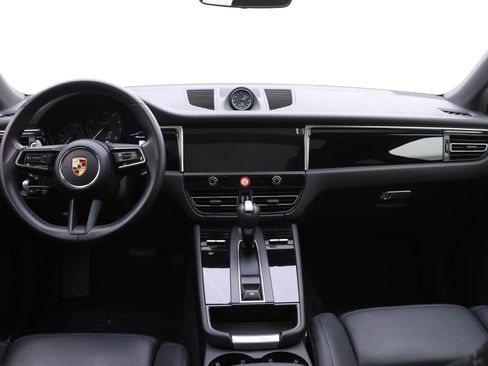 Certified 2024 Porsche Macan image 11