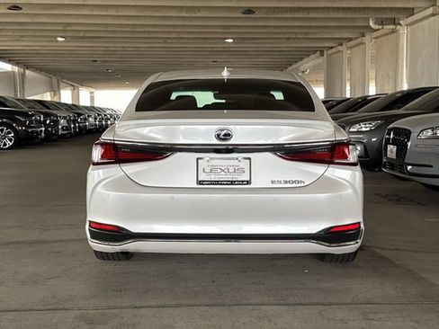 Used 2019 Lexus ES 300h Ultra Luxury w/ Accessory Package 2 image 8