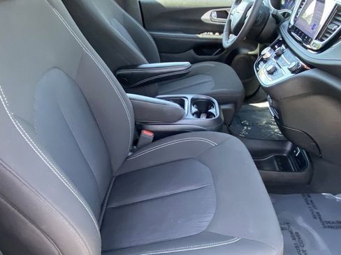 Used 2024 Chrysler Pacifica Touring FWD image 16