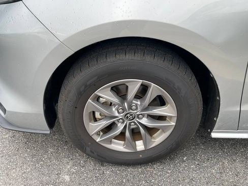 Used 2025 Toyota Sienna LE FWD image 29