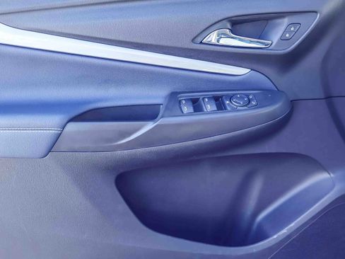 Used 2022 Chevrolet Bolt EUV LT w/ Convenience Package image 11