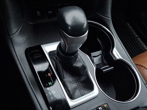 Used 2017 Toyota Highlander Limited image 15