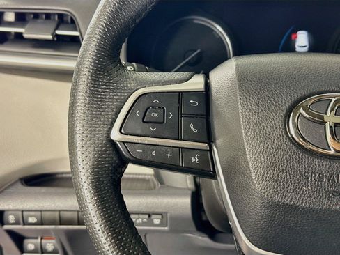 Used 2023 Toyota Sienna Limited FWD image 18