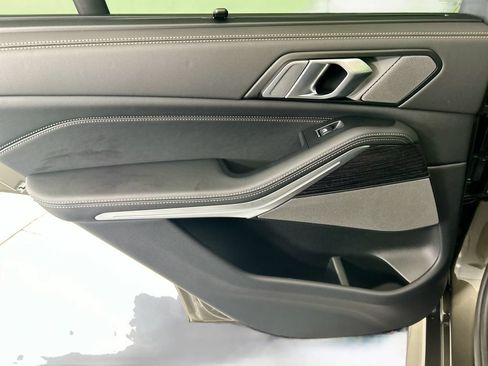 Used 2025 BMW X5 M60i AWD/4WD image 25