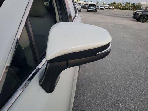 Certified 2022 Toyota Venza LE image 21