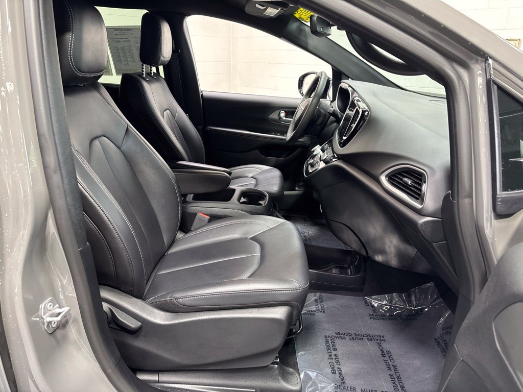 Used 2025 Chrysler Pacifica Select FWD image 10