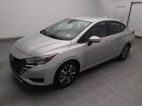 Used 2025 Nissan Versa SV FWD image 2