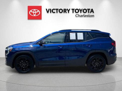 Used 2022 GMC Terrain SLT w/ Infotainment Package II AWD/4WD image 2