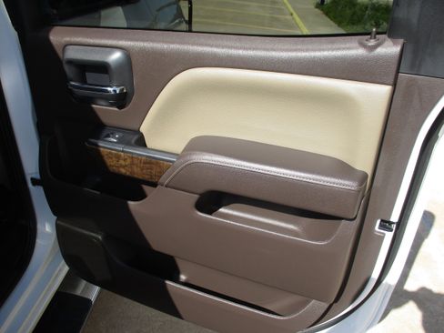 Used 2018 Chevrolet Silverado 1500 LT w/ Texas Edition image 13