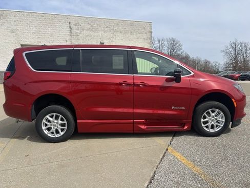 Used 2025 Chrysler Voyager LX image 7