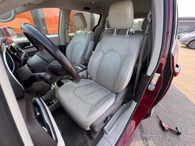 Used 2020 Chrysler Pacifica Touring-L Plus w/ Tire & Wheel Group FWD image 9