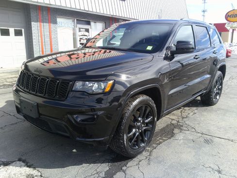 Used 2017 Jeep Grand Cherokee Altitude image 12