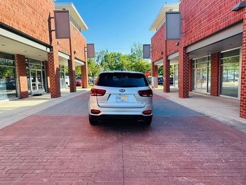 Used 2020 Kia Sorento LX FWD image 5