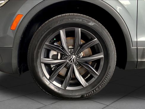 Used 2023 Volkswagen Tiguan SE w/ Panoramic Sunroof Package FWD image 12