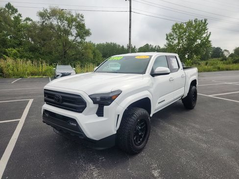 Used 2024 Toyota Tacoma SR5 AWD/4WD image 2