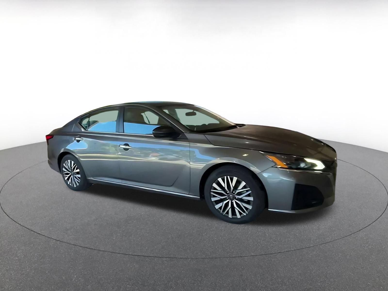 Used 2025 Nissan Altima 2.5 SV FWD image 2