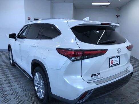 Certified 2021 Toyota Highlander Limited FWD image 12