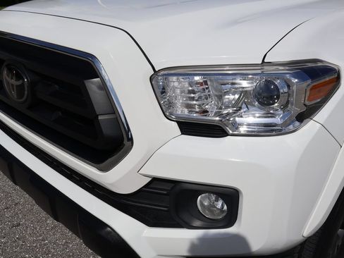 Used 2022 Toyota Tacoma SR5 w/ Technology Package RWD image 3