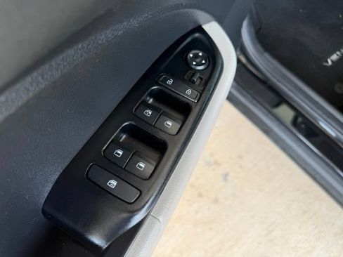 Used 2022 Hyundai Venue SEL w/ Cargo Package FWD image 14