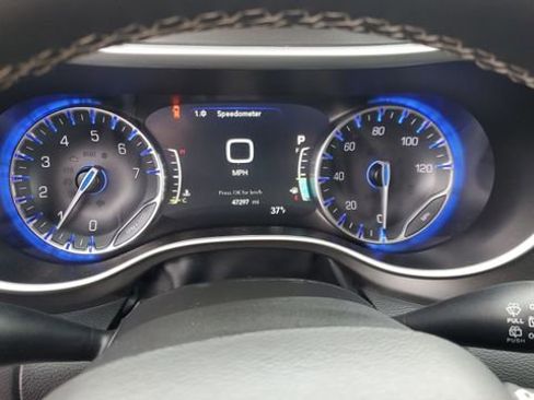 Certified 2024 Chrysler Pacifica Touring-L image 12