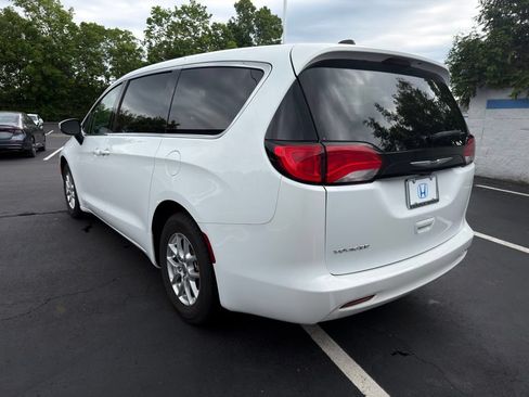 Used 2022 Chrysler Voyager LX FWD image 3