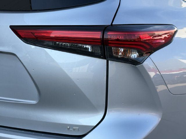 Used 2022 Toyota Highlander LE FWD image 7