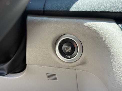 Used 2022 Chrysler Voyager LX FWD image 12