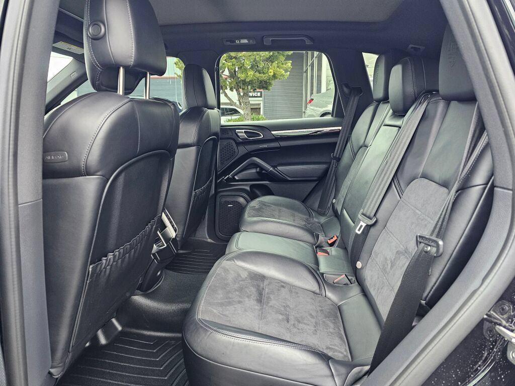 Used 2018 Porsche Cayenne Platinum Edition AWD/4WD image 17