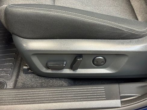 Used 2025 Nissan Rogue SV image 10