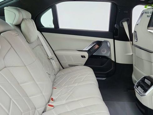 Used 2023 BMW i7 xDrive60 w/ Executive Package 2 AWD/4WD image 25