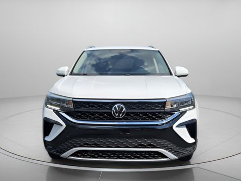 Used 2023 Volkswagen Taos SE w/ Panoramic Sunroof Package FWD image 8