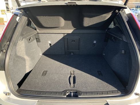 Used 2025 Volvo XC40 B5 Plus image 34