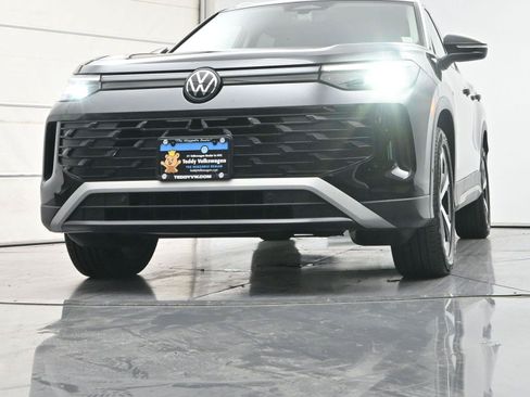 Used 2025 Volkswagen Tiguan SE AWD/4WD image 30
