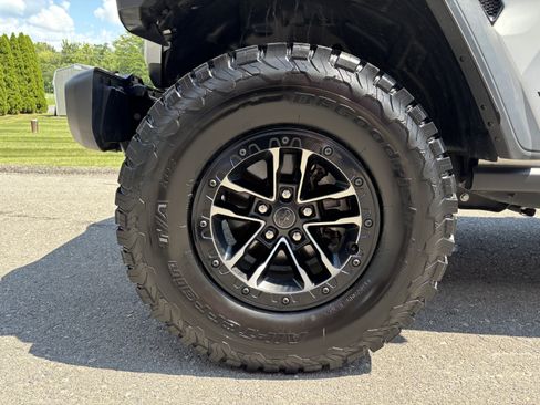 Used 2025 Jeep Wrangler Unlimited Sport AWD/4WD image 11