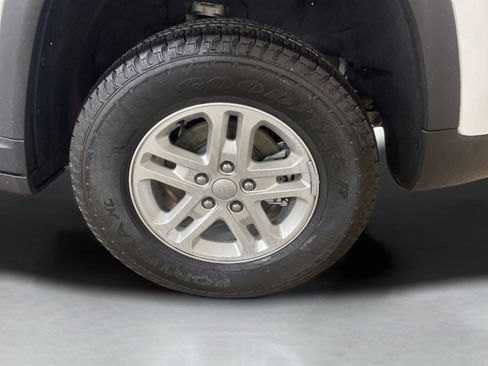 Used 2023 Jeep Grand Cherokee Laredo w/ Luxury Tech Group I image 9