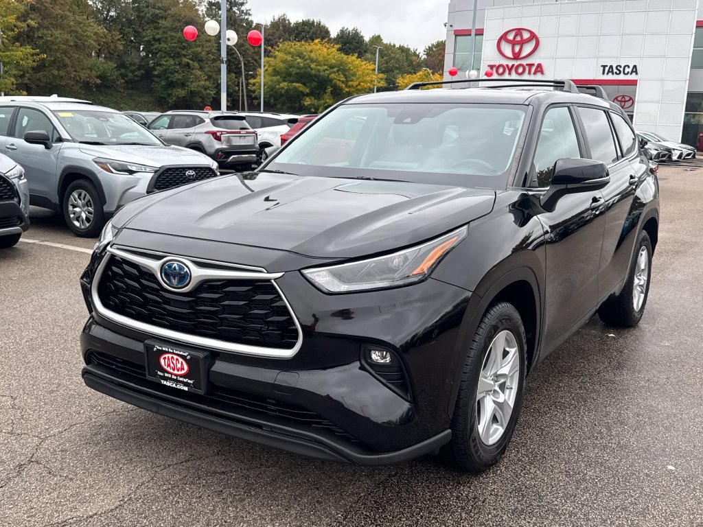 Used 2023 Toyota Highlander LE FWD image 3