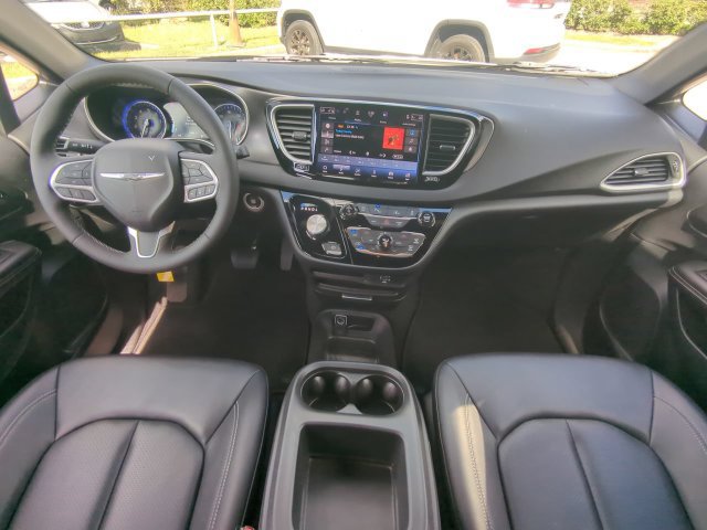 Certified 2026 Chrysler Pacifica Select FWD image 18