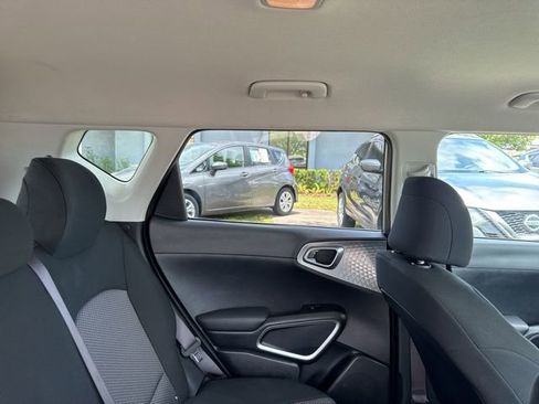 Used 2025 Kia Soul LX w/ LX Technology Package FWD image 14