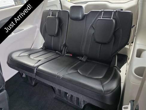 Used 2024 Chrysler Pacifica Touring-L FWD image 14