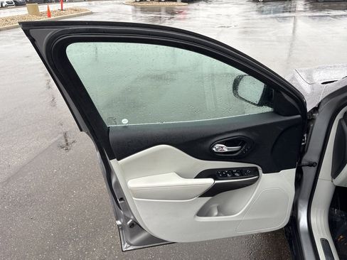 Used 2019 Jeep Cherokee Limited image 19