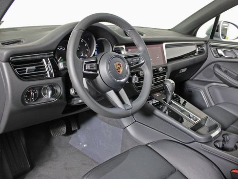 Certified 2026 Porsche Macan image 4