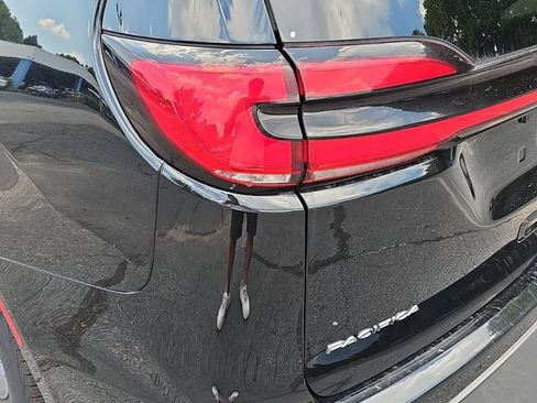 Used 2024 Chrysler Pacifica Limited FWD image 37