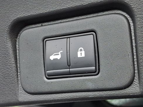 Used 2025 Nissan Rogue SV FWD image 30