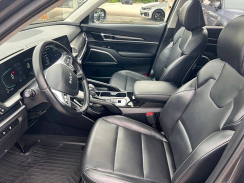 Certified 2024 Kia Telluride S w/ S Sunroof Package AWD/4WD image 4